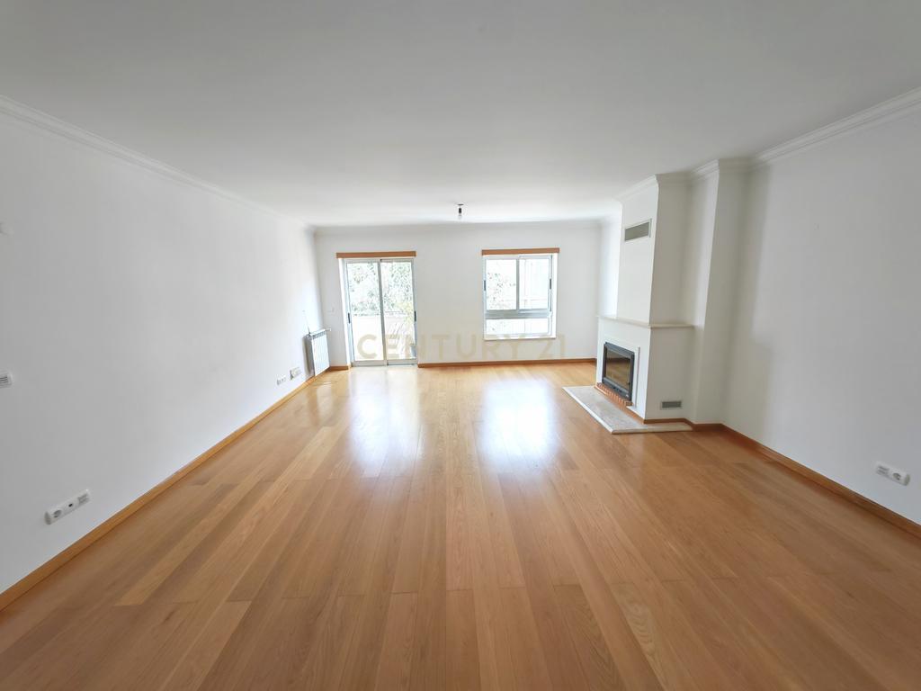 Imóvel T3 espaçoso nas Picoas, com 3 WC, 2 estacionamentos - Image 4