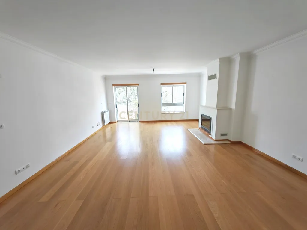Imóvel T3 espaçoso nas Picoas, com 3 WC, 2 estacionamentos - Image 4
