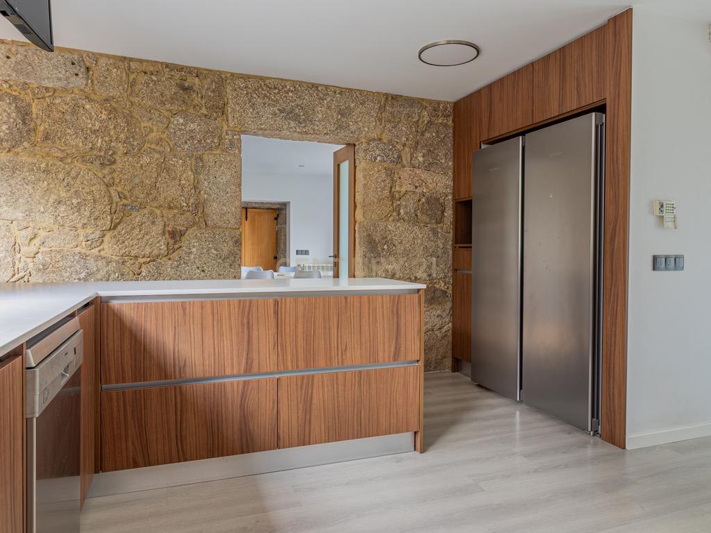 T5 com 3 Suites e Terreno com Rio | Natureza, Espaço e Conforto - Image 6