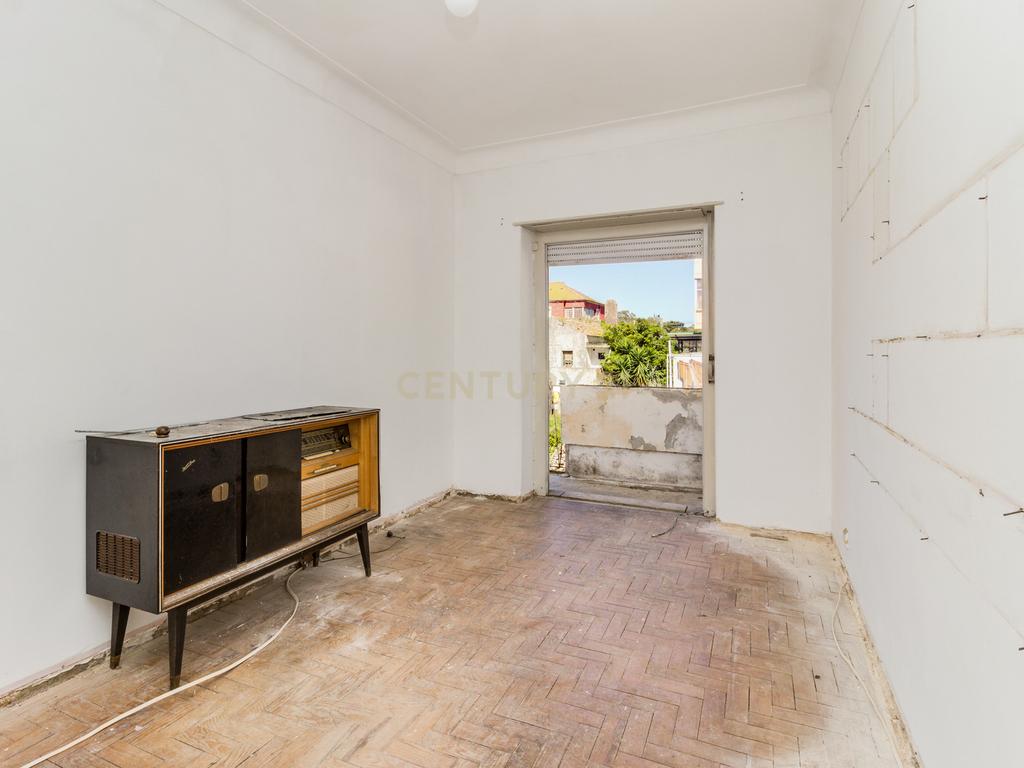 Apartamento T2 em Remodelação - Portela de Sintra - Image 1