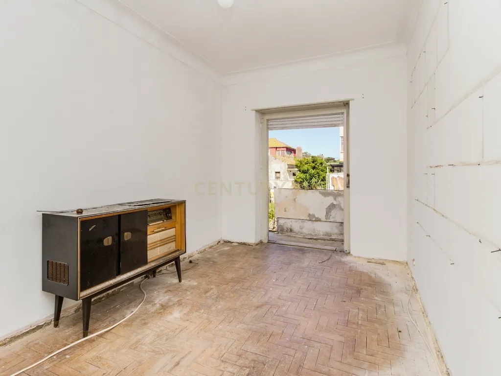 Apartamento T2 em Remodelação - Portela de Sintra - Image 1