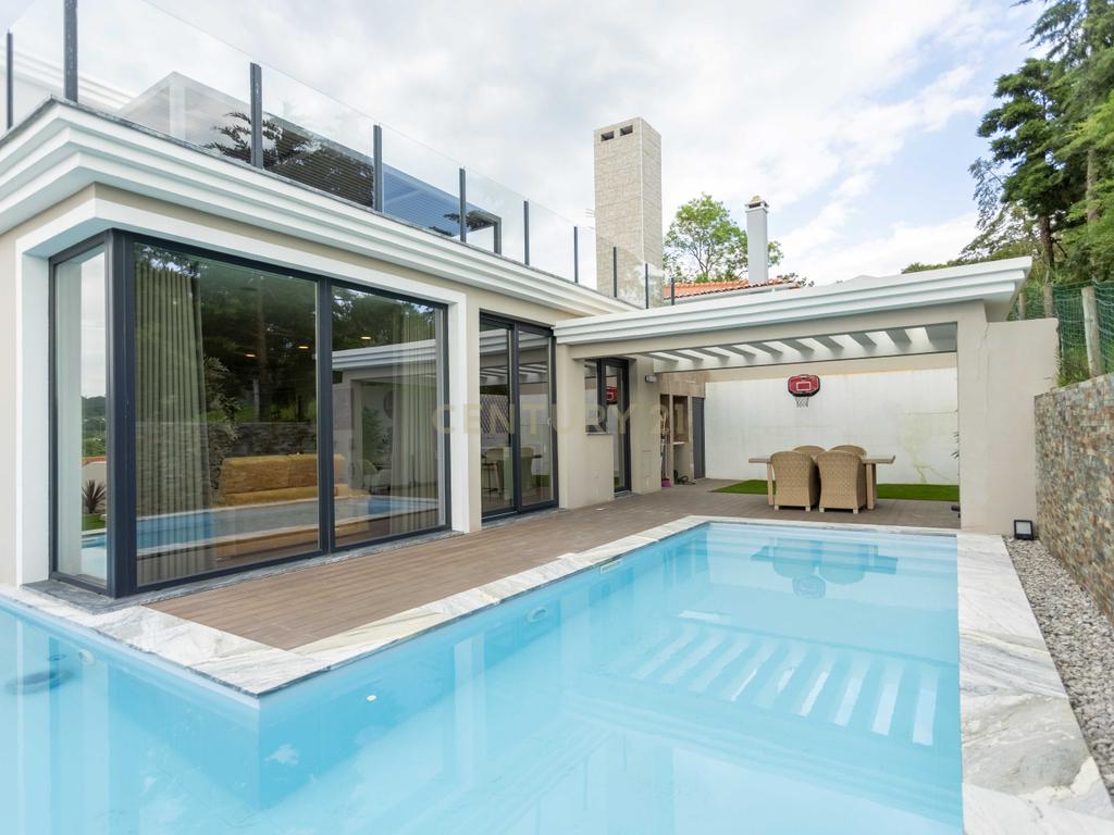 Moradia V4 isolada de arquitetura contemporânea com piscina, com vista para Serra da Arrábida - Image 1