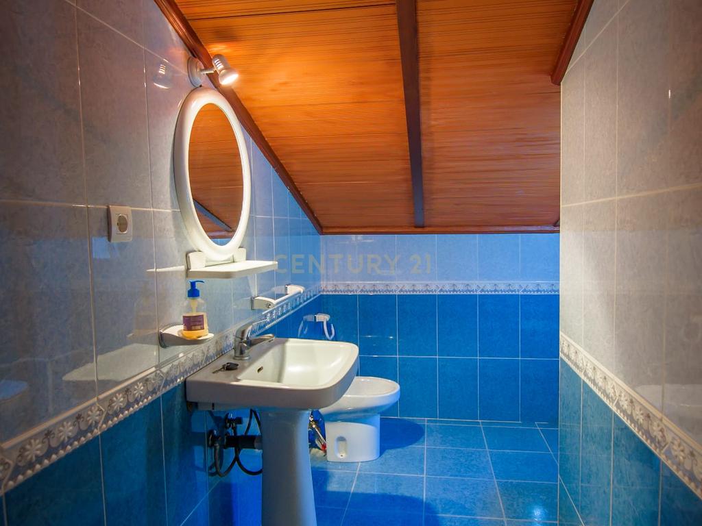 Uma propriedade rural rodeada pela natureza com uma casa de dois andares, piscina privada vedada e terraço para banhos de sol, licença turística, um olival produtivo, instalações para animais adaptáveis ​​e acesso pavimentado a apenas 10 minutos de Ronda. - Image 29