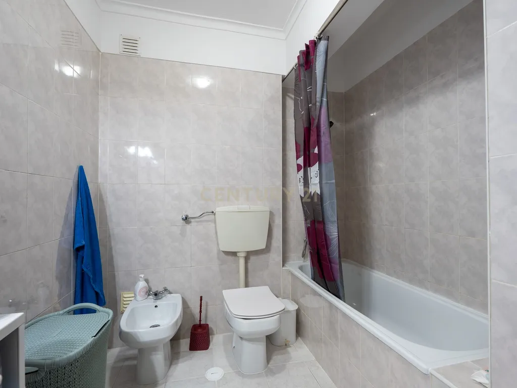Apartamento de tipologia T2, com varanda, 1 wc e arrecadação, localizado em Agualva – Cacém, inserido em prédio de construção de 1996. - Image 30