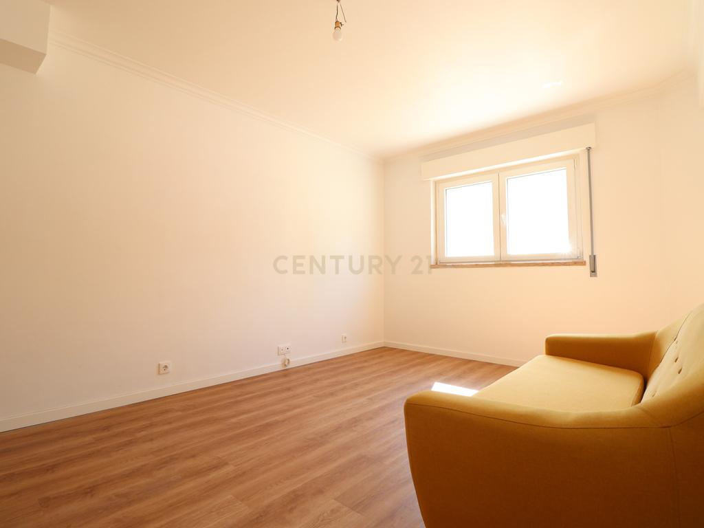 Apartamento T3 Remodelado na Avenida do Cristo Rei - ALMADA - Image 10