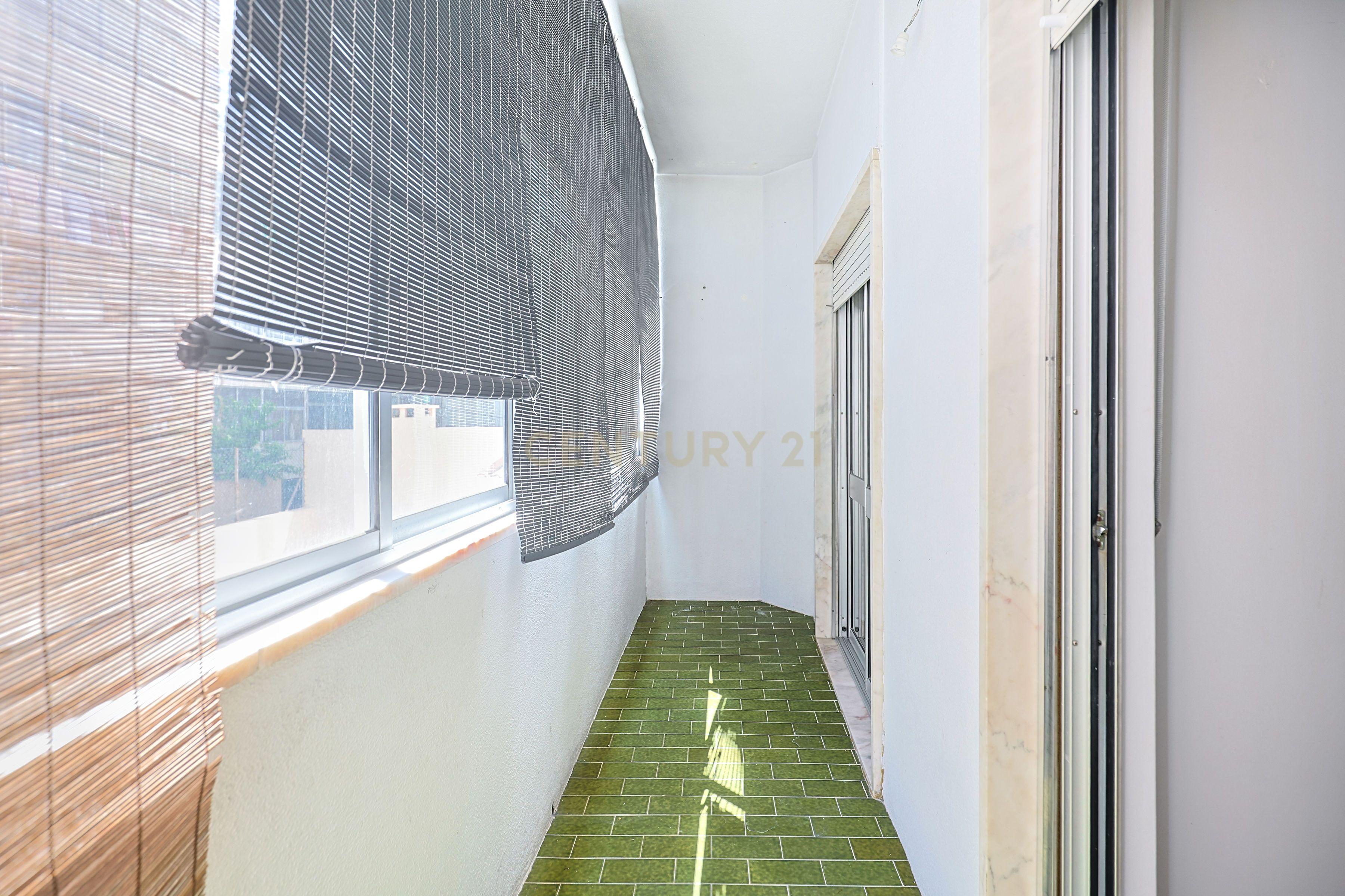 Apartamento T3 com elevador e varanda em Vila Franca de Xira - Image 17
