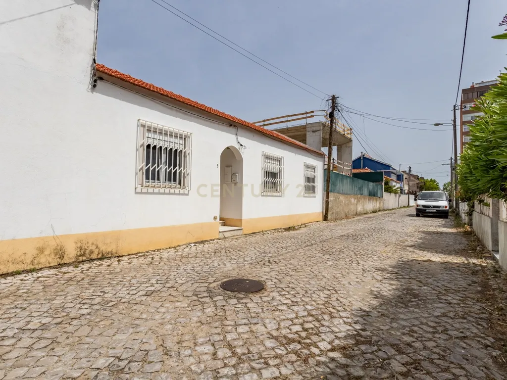Propriedade bifamiliar T6 na Costa da Caparica. - Image 23