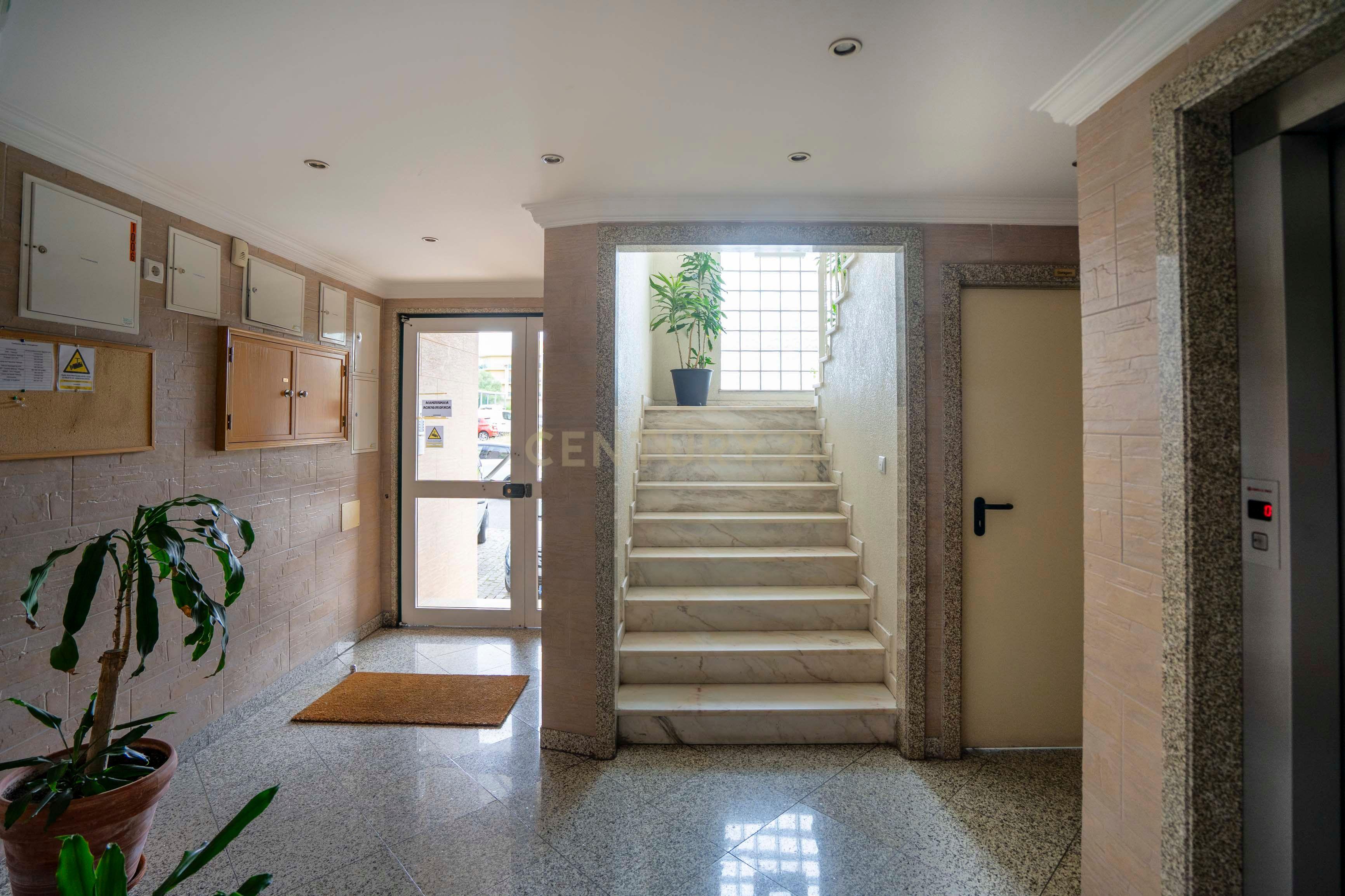 Fotografia 7 de Apartamento T3 em Vialonga, Com Box e Varandas