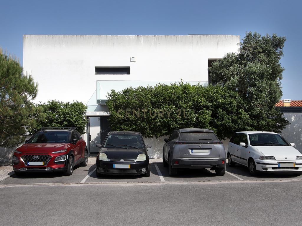 Moradia Isolada T4 Moderna com Piscina Privada, Jardim e Garagem Ampla na Pontinha - Image 49