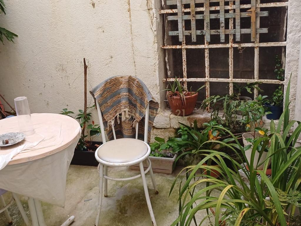 Loja Espaçosa em Santarém com Pátio e Escritório - Image 3
