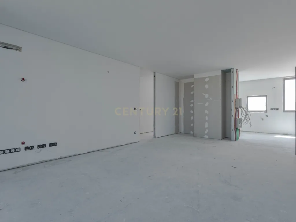 Apartamento T2+1(T3) último piso na cobertura com vista mar, com garagem dupla e arrumos o +1 com luz direta. - Image 8