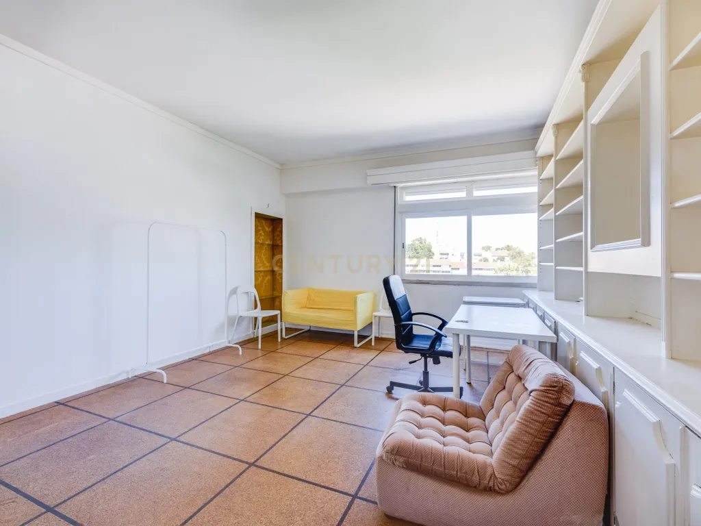 Apartamento T4 para Remodelação no Coração dos Olivais, com Vista Fantástica - Image 14