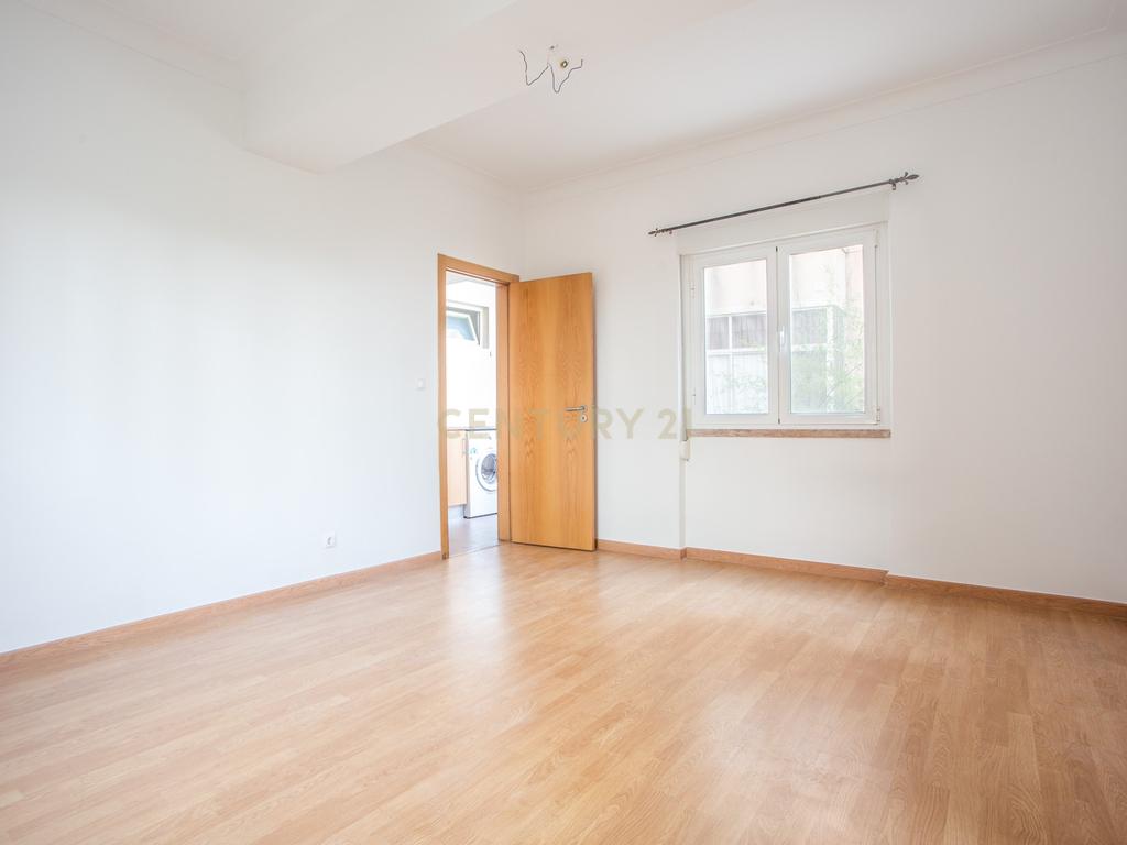Apartamento T2 ,com suite, perto do metro do alto dos moinhos - Image 9
