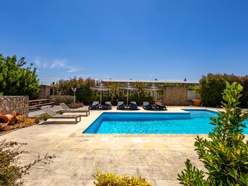 Moradia T5 Térrea com Piscina, Garagem e Lote de 2000 m² – Venda do Alcaide - Image 33