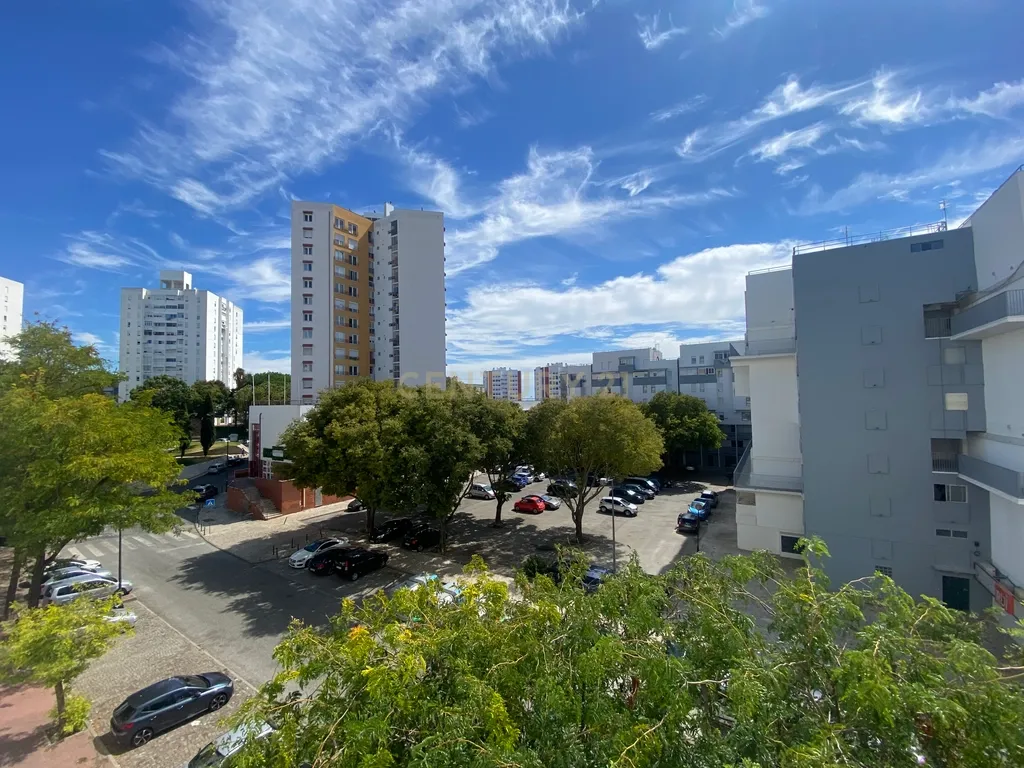 Apartamento de tipologia T3 com garagem e arrecadação em Marvila - Image 8