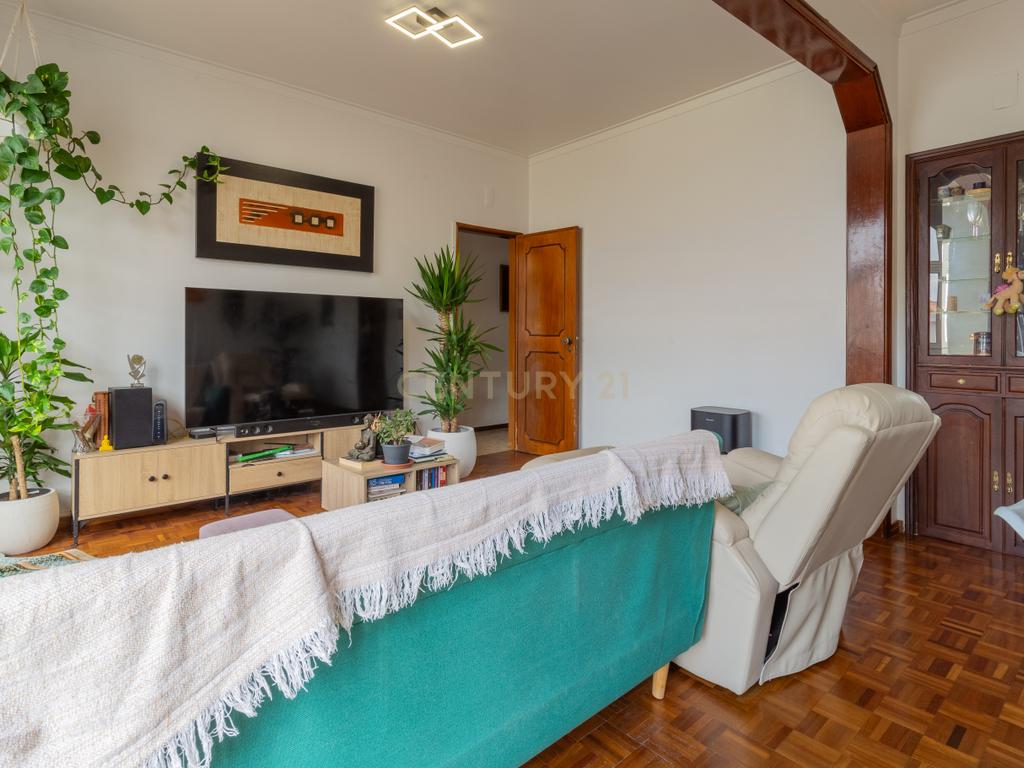 Apartamento T4 convertido em T3 - Centro do Barreiro - Image 7