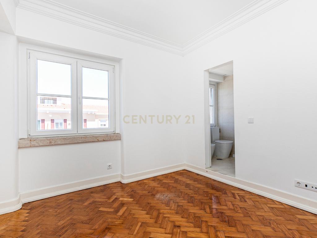 Apartamento T3 renovado para arrendamento na Avenida de Roma com elevador - Image 11