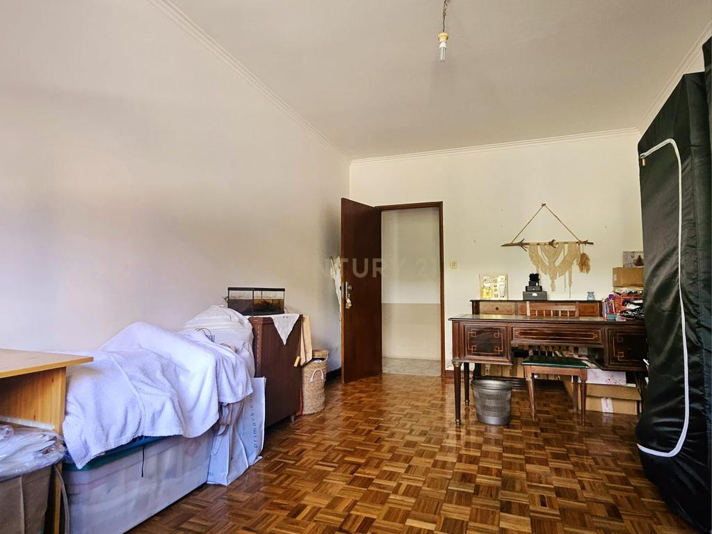 Moradia Unifamiliar T4 com Vista Desafogada e Grande Lote de Terreno na Quinta da Condessa - Image 24