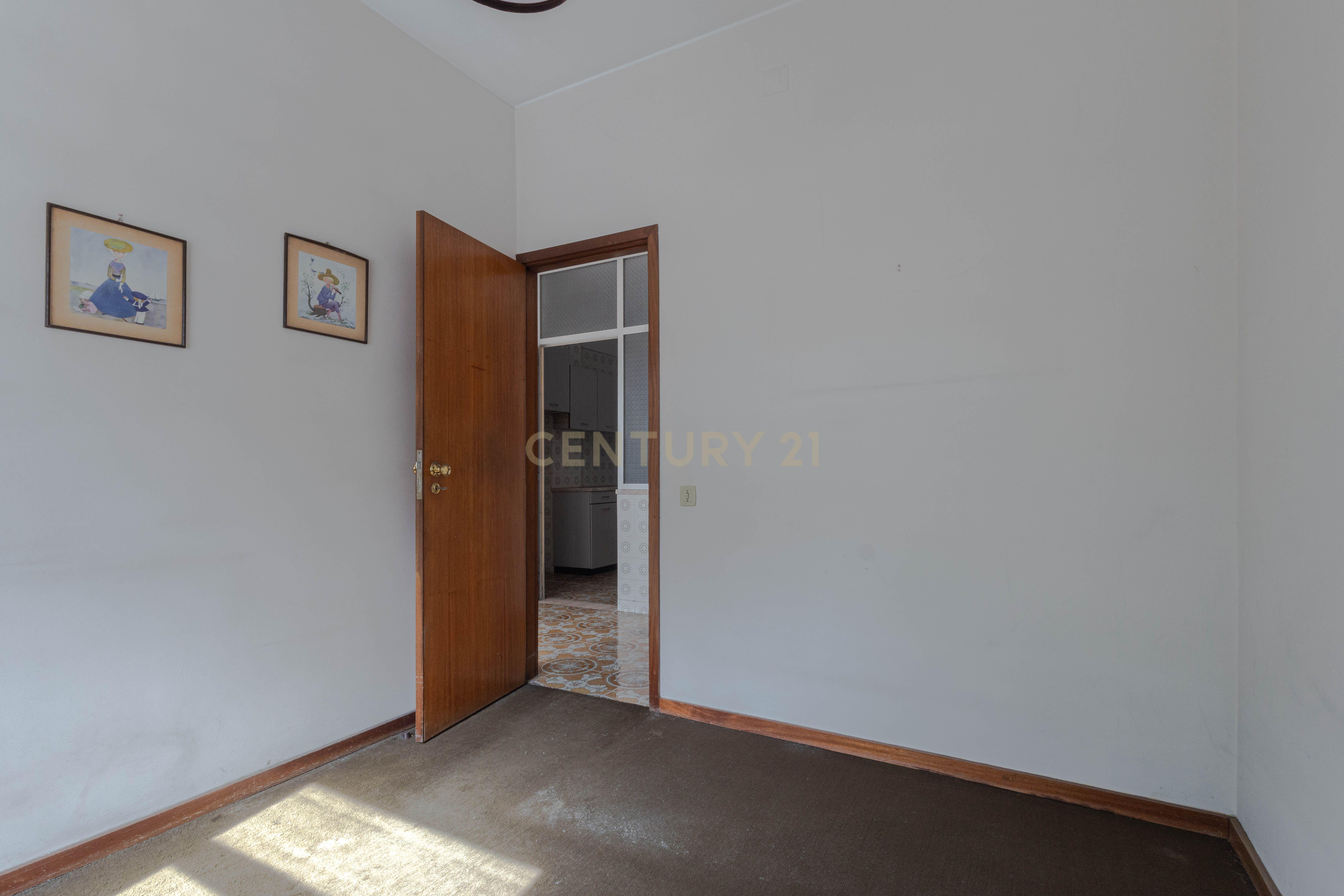 Fotografia 9 de Apartamento T4  Construção Ferreira do Santos 2 lugares de garagem +arrumos  na Avenida Fernão de Magalhães — Espaço, Potencial e Distinção no Coração da Cidade