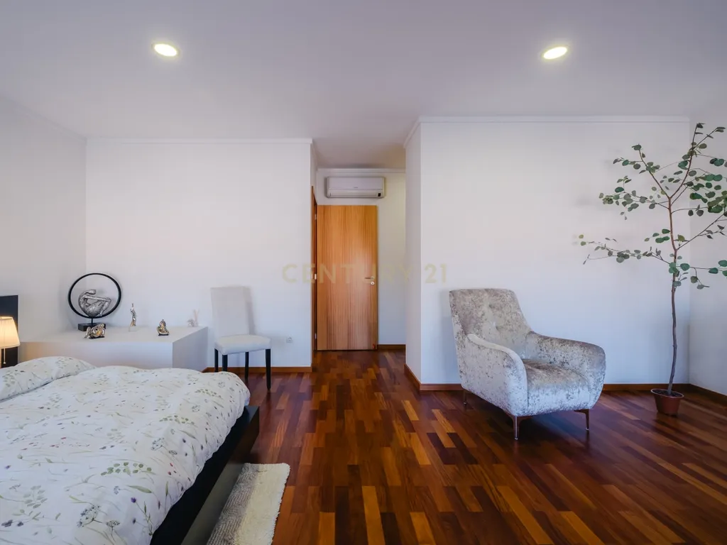 Moradia T4 com 255 m², Suíte Generosa, Jardim e Garagem para 3+ Viaturas | Astromil, Paredes - Image 27