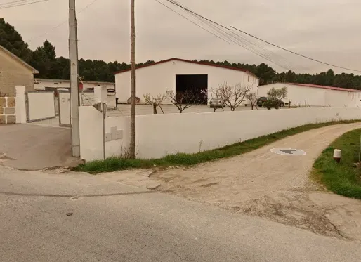Armazém com Parque de Estacionamento – Localização Estratégica - Image 11