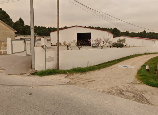 Armazém com Parque de Estacionamento – Localização Estratégica - Image 11