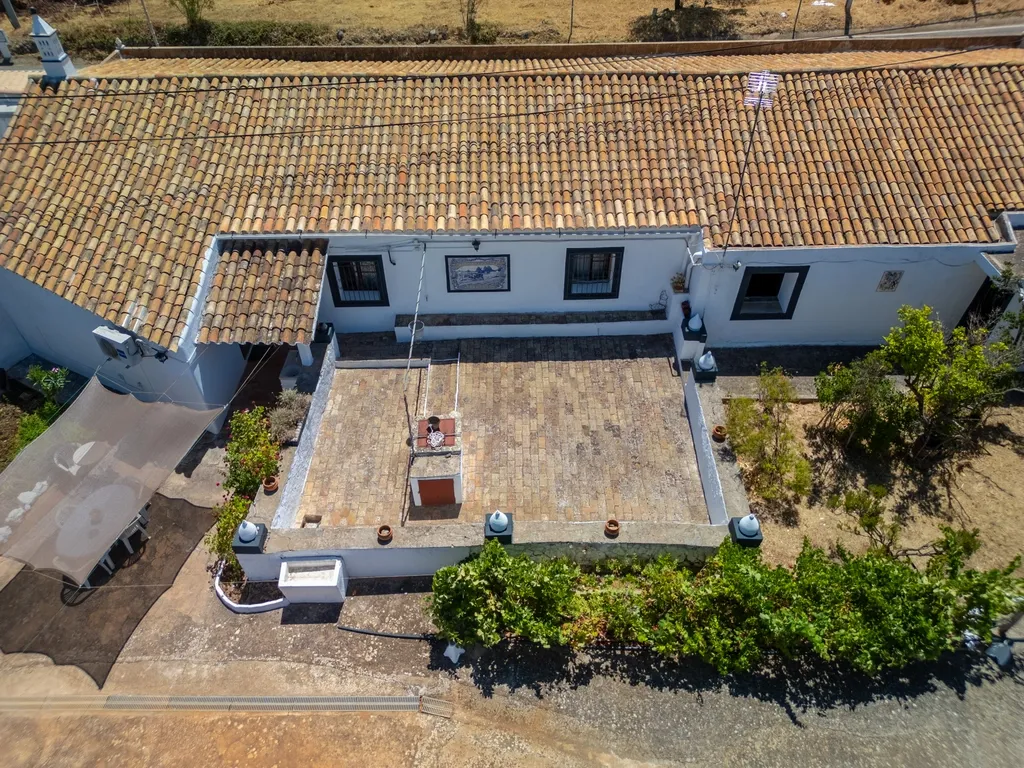Encantadora Moradia com 7 Divisões em Parragil Loulé com Vista Campestre - Image 39