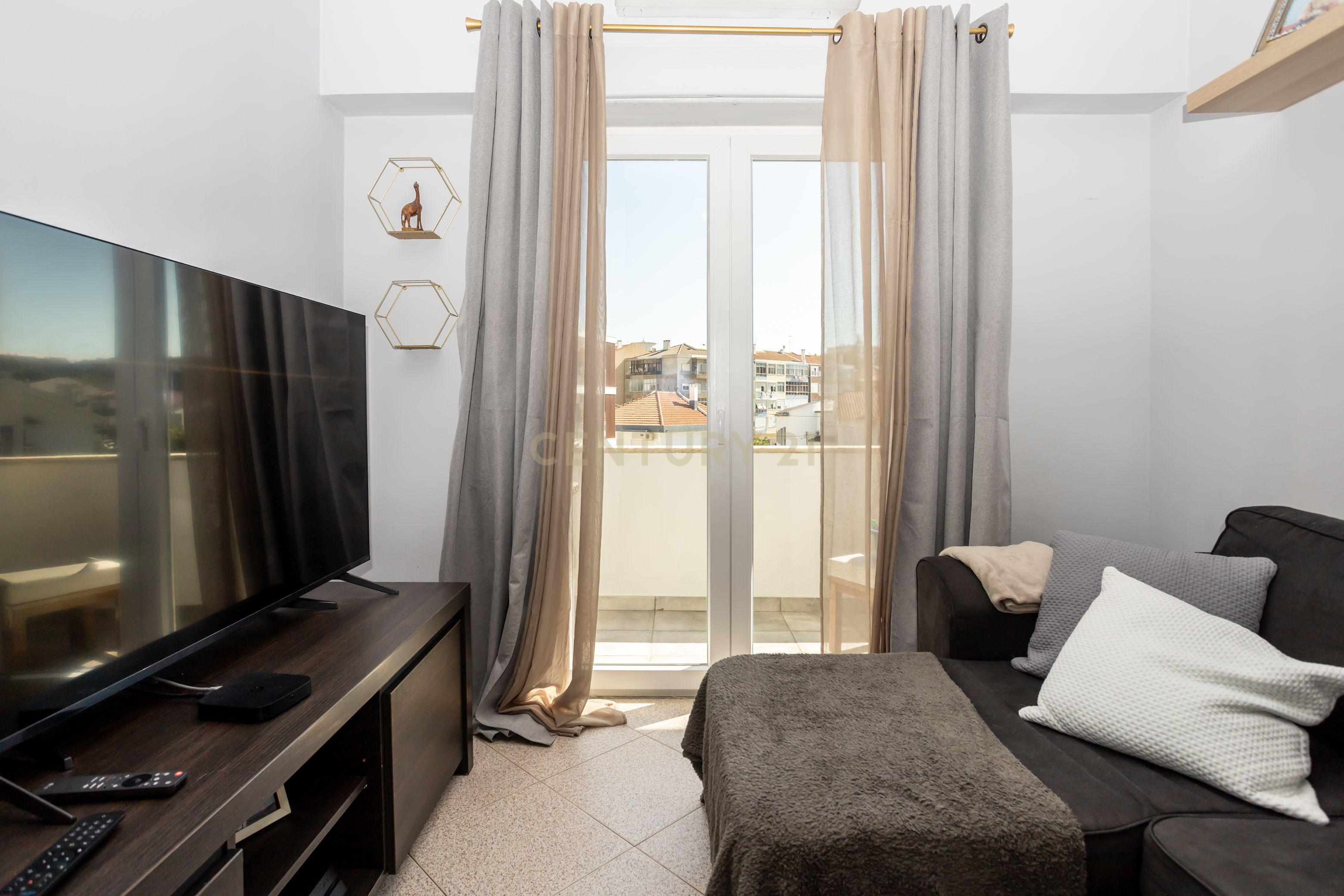 Fotografia 7 de Apartamento T2 com Varanda Cruz de Pau, Amora - Seixal - 0651-06250