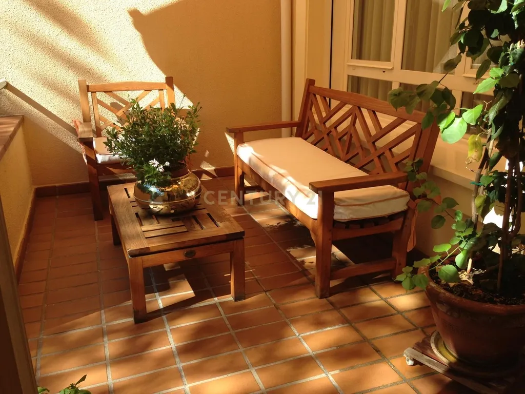 Luxuosa Moradia Renovada em Madrid com Vista para a Cidade - Image 2