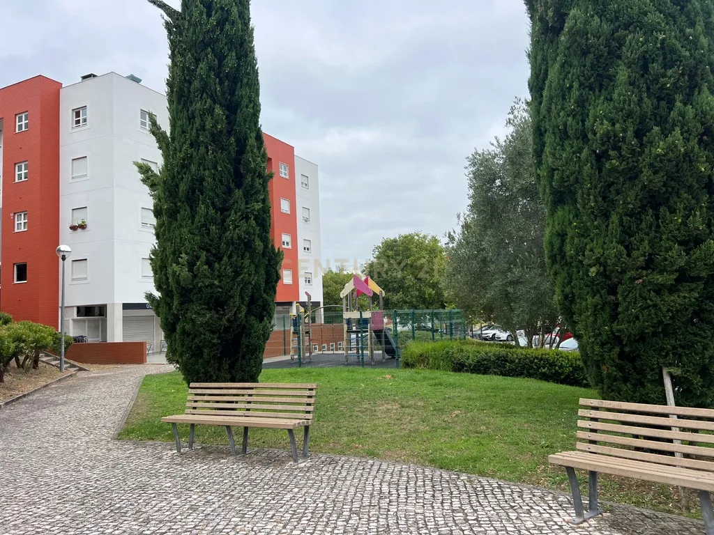 T2 com parqueamento e arrecadação - Casas do Lago Serra de Carnaxide Amadora - Image 38