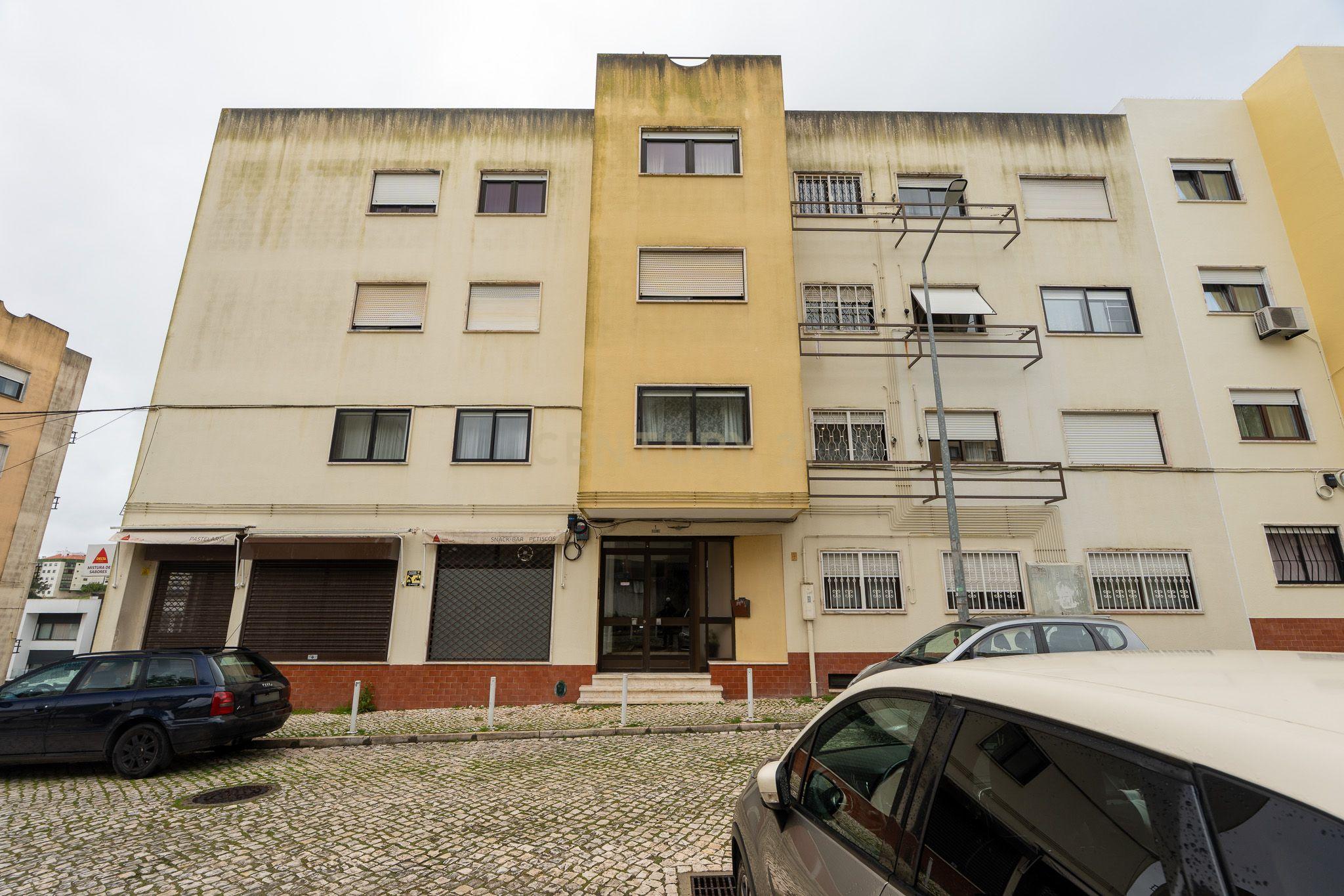 Apartamento T3 com garagem para 2 viaturas Monte Abraão - Image 35