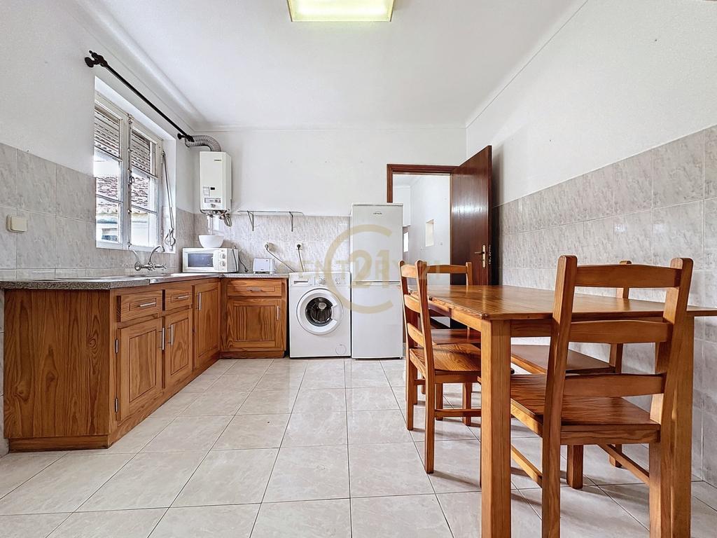 Casa T2 Típica e Acolhedora em São Sebastião, ideal para quem procura tranquilidade. - Image 7