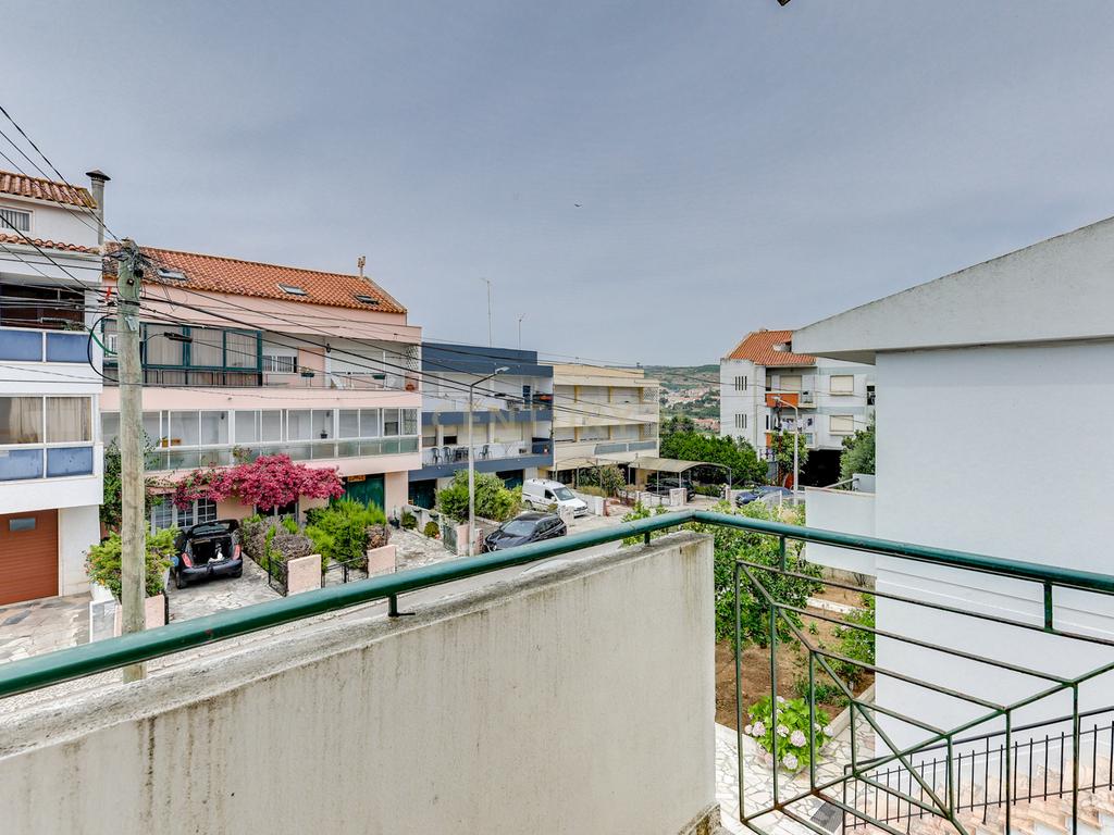 Moradia bifamiliar T4+1 em Pinheiro de Loures, com vistas desafogadas, jardim, pátio, varanda e terraço - Image 7