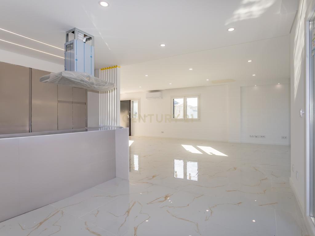 Carisma e boas áreas na sua Moradia Nova T4 Suites!!! no Pinhal do General - Image 3