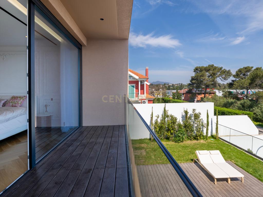 Moradia T5+1 Luxuosa no Estoril - Image 15