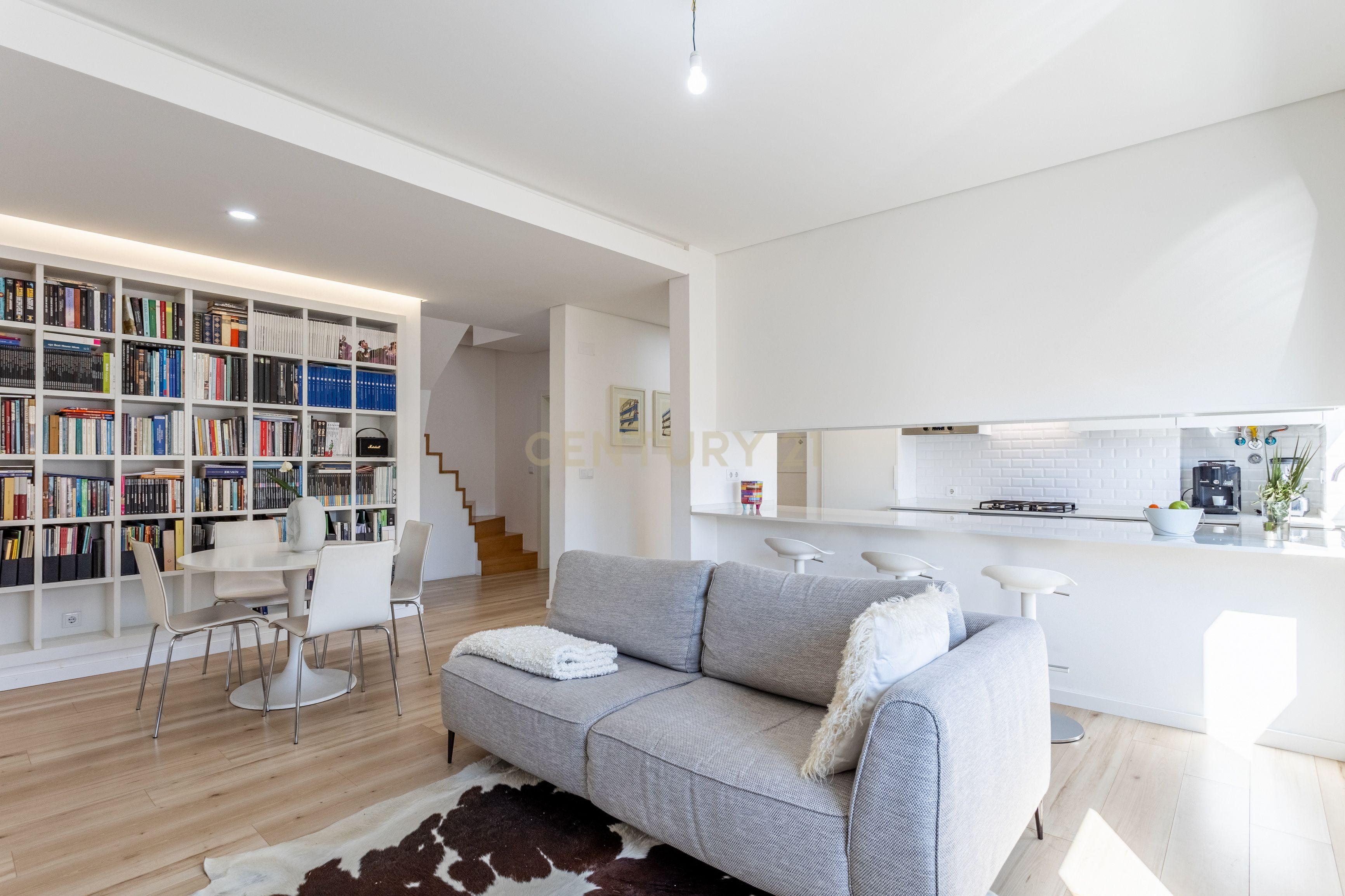 Apartamento T2 transformado em T3 com charme único em Alvalade