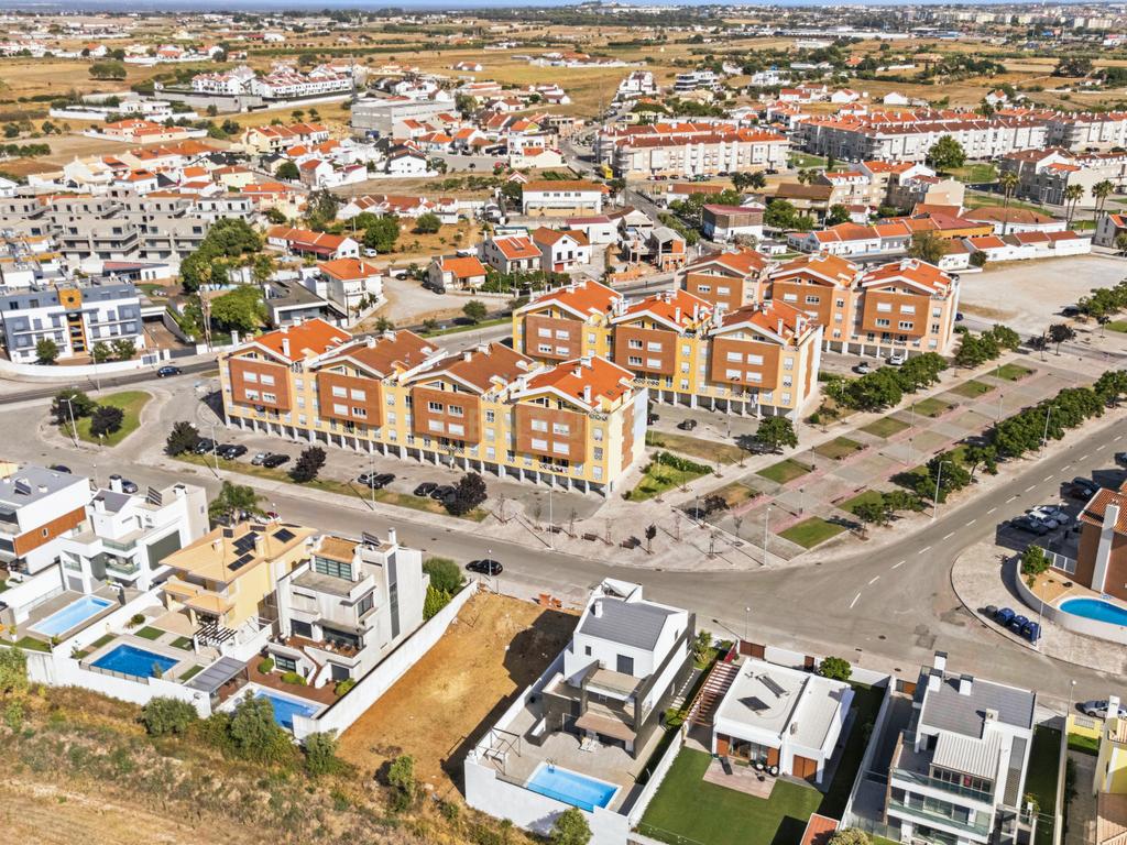 Duplex Exclusivo | 1 Quarto + 3 Suites | Terraços | Vista Panorâmica sobre o Estuário do Tejo - Image 35