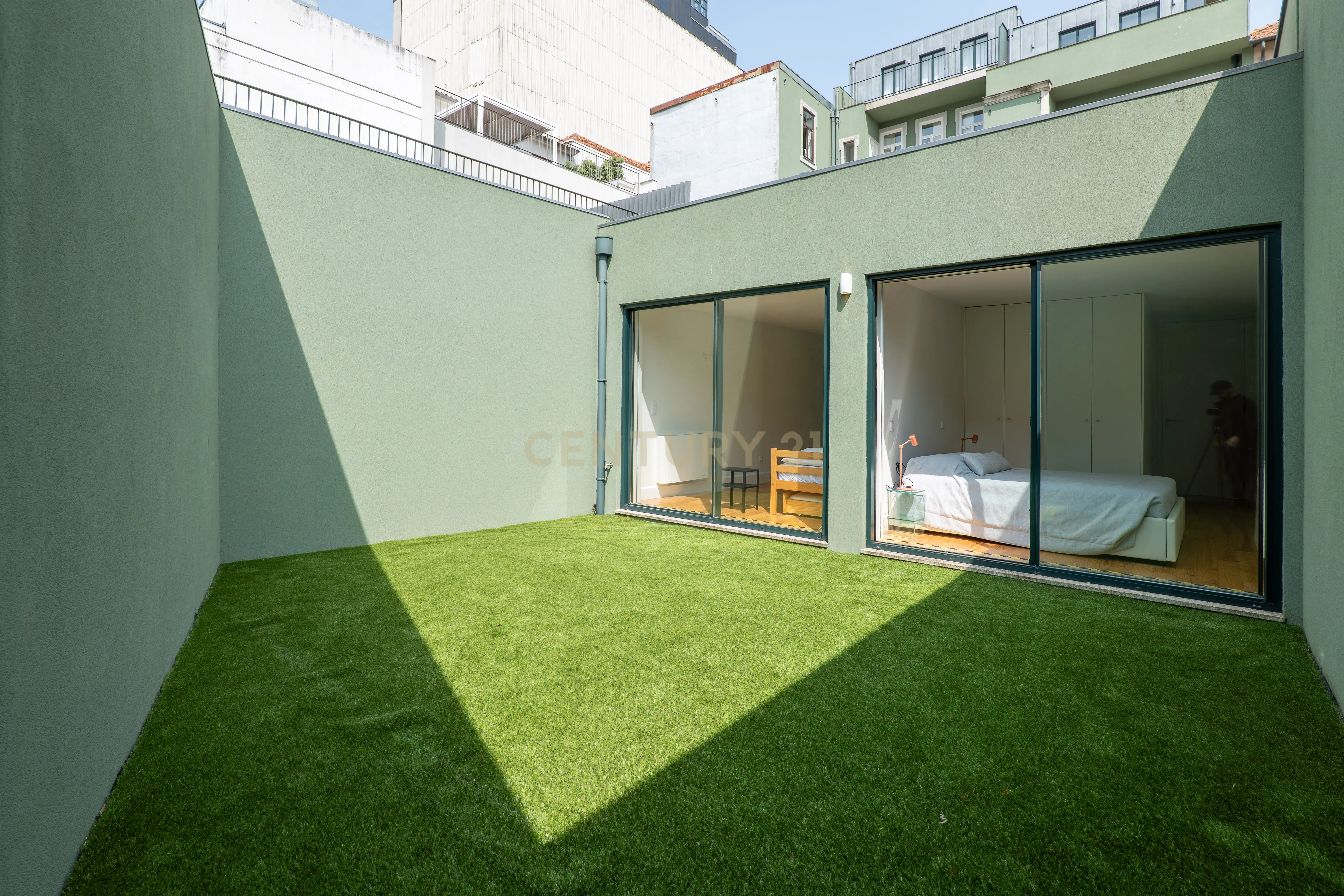 Requintado Apartamento T3 com Terraço no Coração do Porto - Image 11