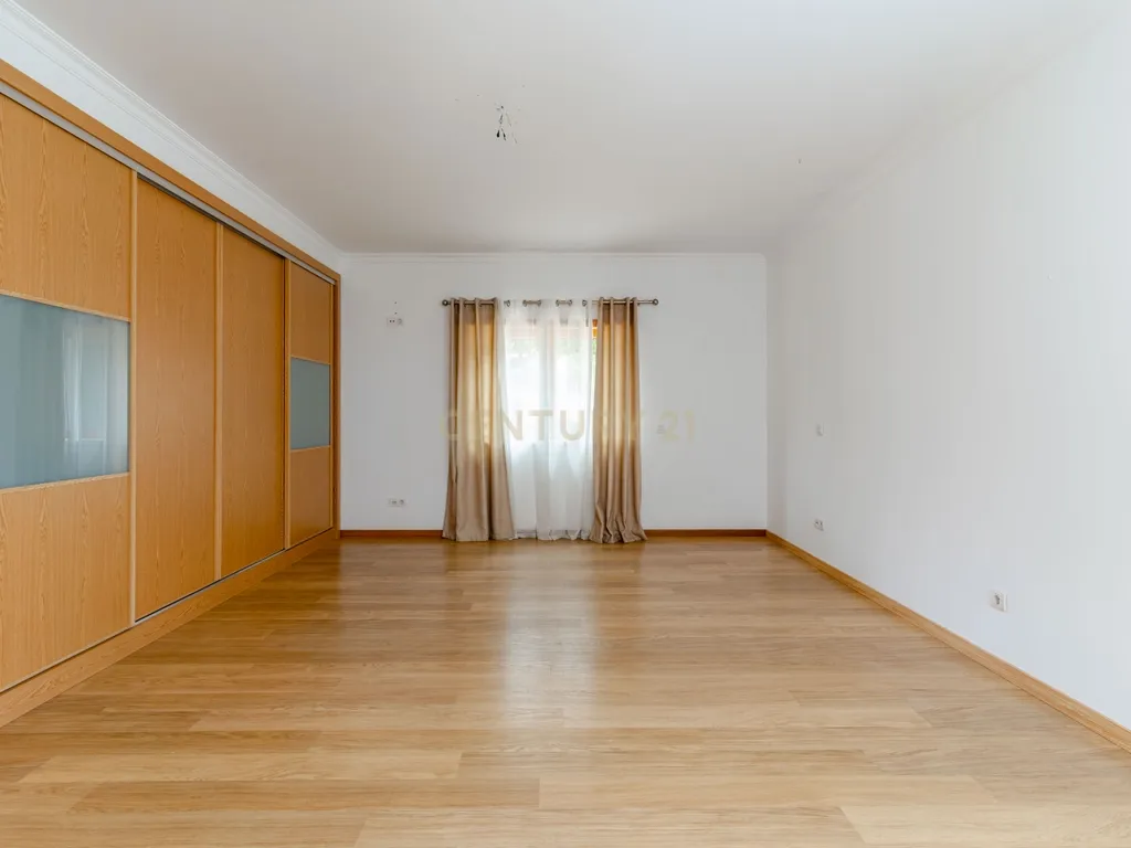 Moradia T4 com Piscina | 426 m² de Construção e Lote de 1.000 m² | Arruda dos Vinhos - Image 33