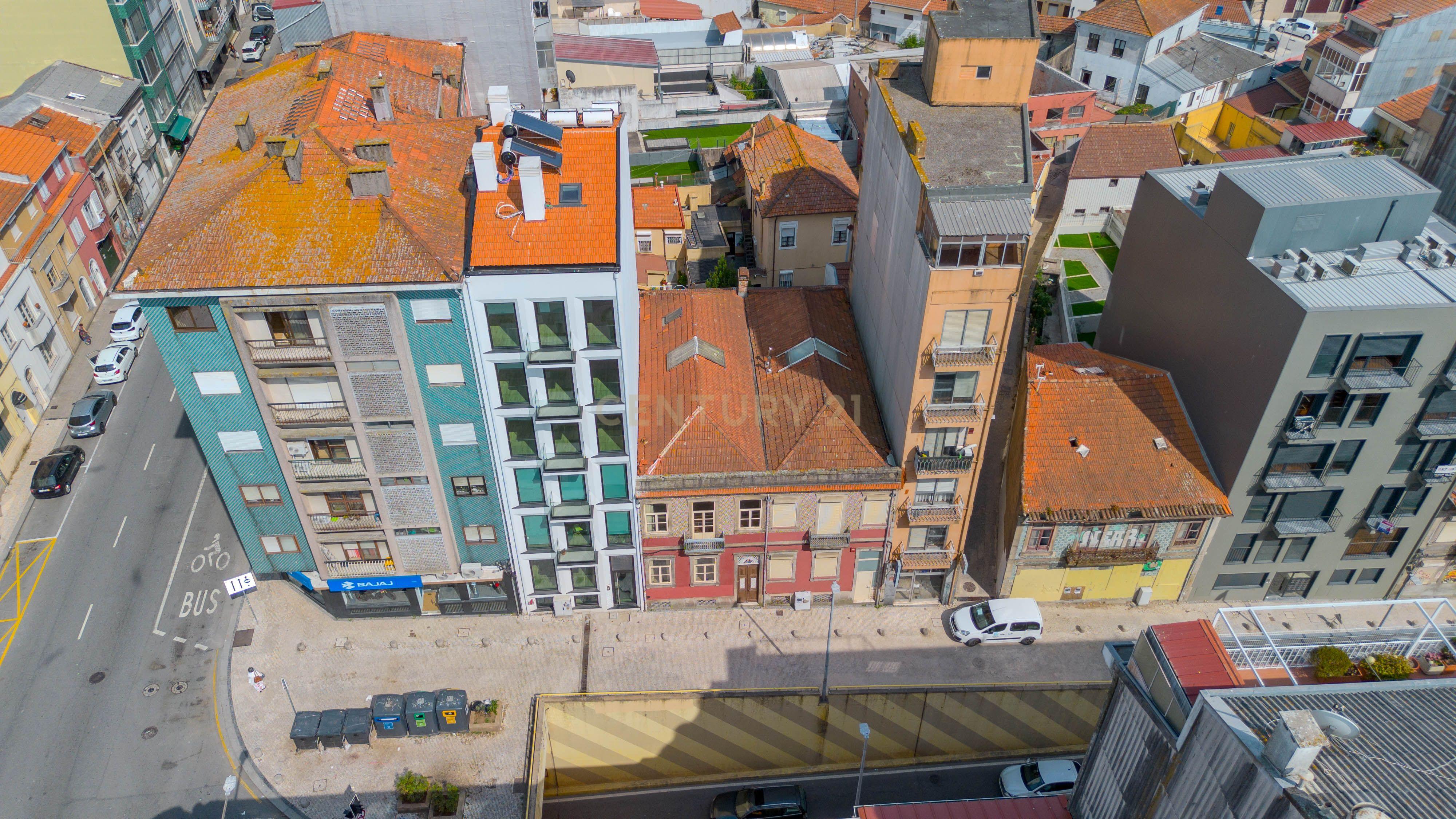 Fotografia 7 de Prédio para Reabilitação com PIP Aprovado | Rua de Faria Guimarães, Porto