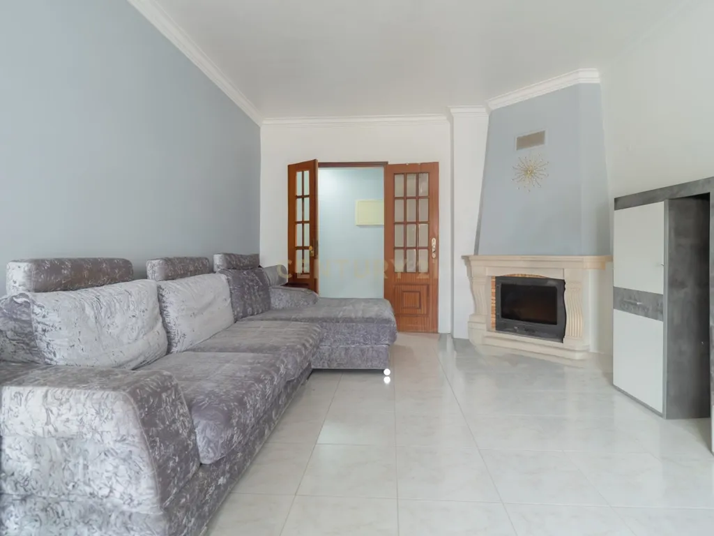 Apartamento T2 com Varandas em Vale do Cobro - Image 2
