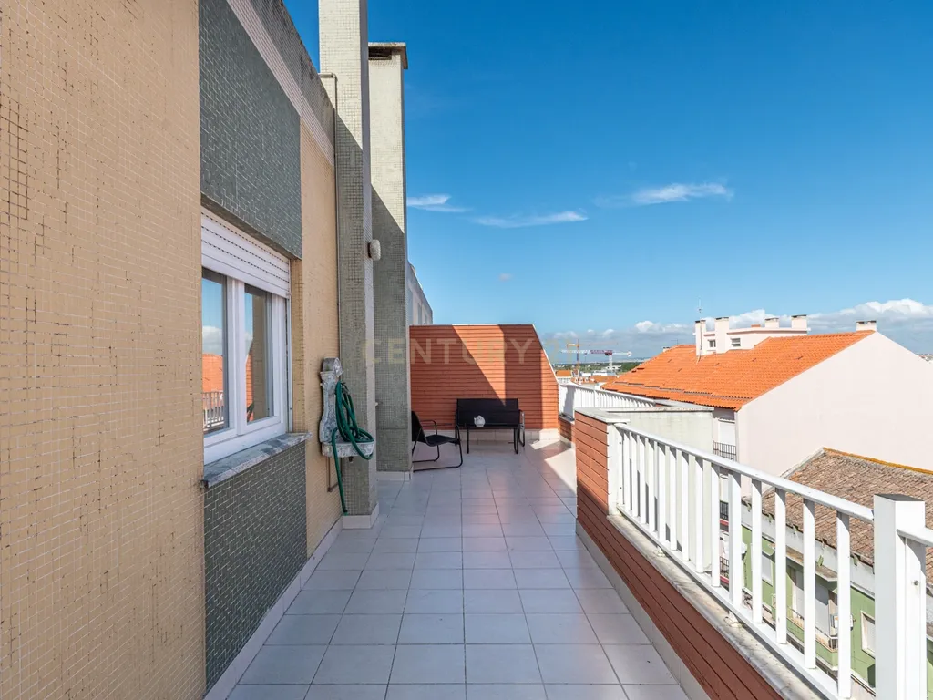 Apartamento T3 com Vista Panorâmica no Montijo - Image 1