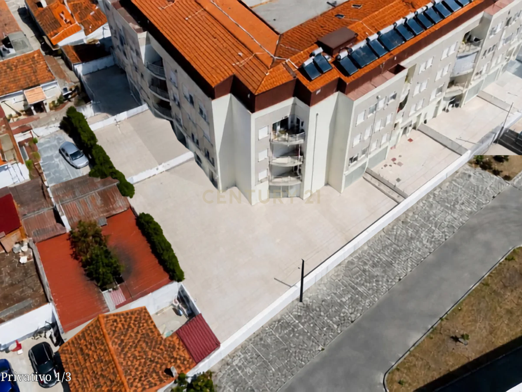 T4 DUPLEX COM 288,50 M², TERRAÇO PRIVATIVO DE 310 M² E ESTACIONAMENTO PARA 7 CARROS — A POUCOS MINUTOS DE LEIRIA - Image 14