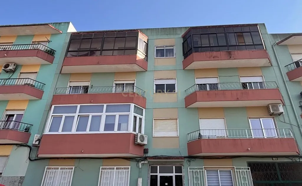 Apartamento T3 em Setúbal com Vista Campestre e Boa Localização - Image 1