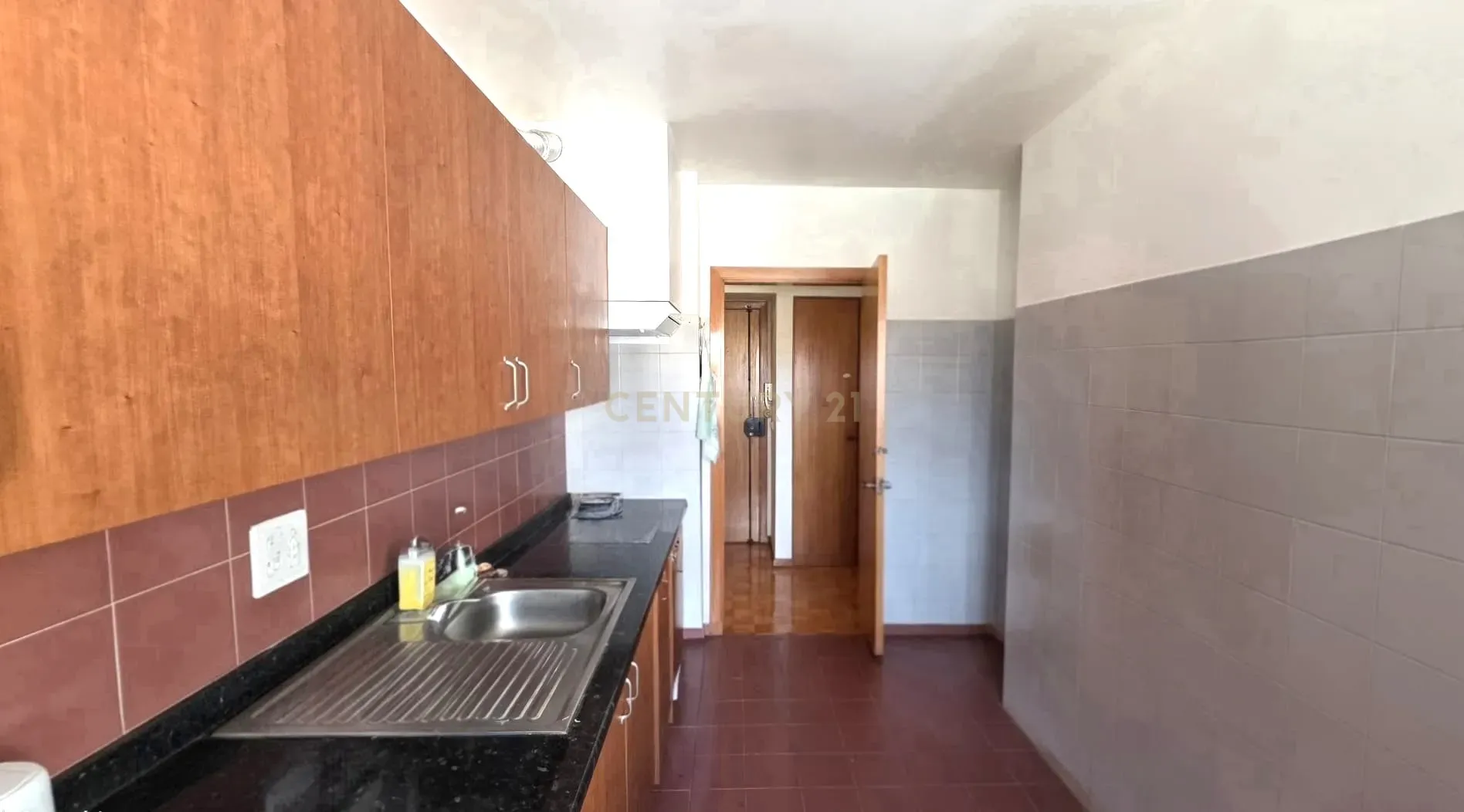 Apartamento T2  no Pragal / Monte Caparica com 2 elevadores e ótimo acesso de entrada  ( mobilidade reduzida ) próximo da fertagus no Pragal e Praias - Vista 3