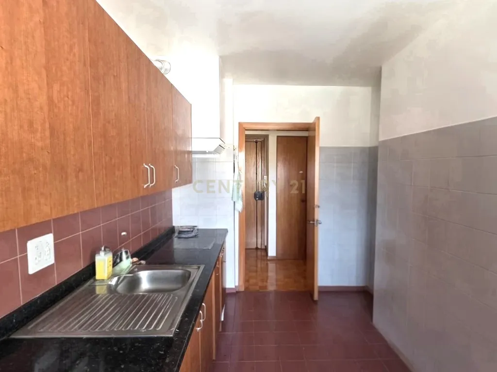 Apartamento T2 no Pragal / Monte Caparica com 2 elevadores e ótimo acesso de entrada ( mobilidade reduzida ) próximo da fertagus no Pragal e Praias - Image 3