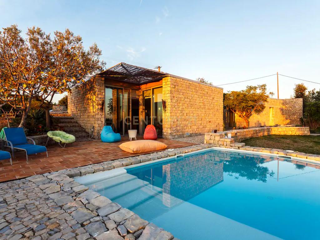MORADIA TÉRREA T3 DE LUXO – ARQUITETURA CONTEMPORÂNEA EM PEDRA, A 8 MINUTOS DE TAVIRA - Image 1