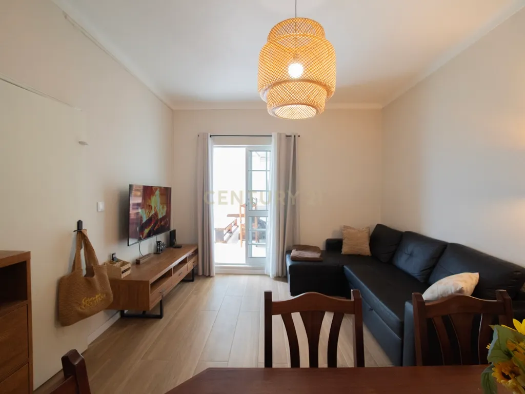 Moradia T2 Renovada, com 119 m² de Logradouro - Image 2