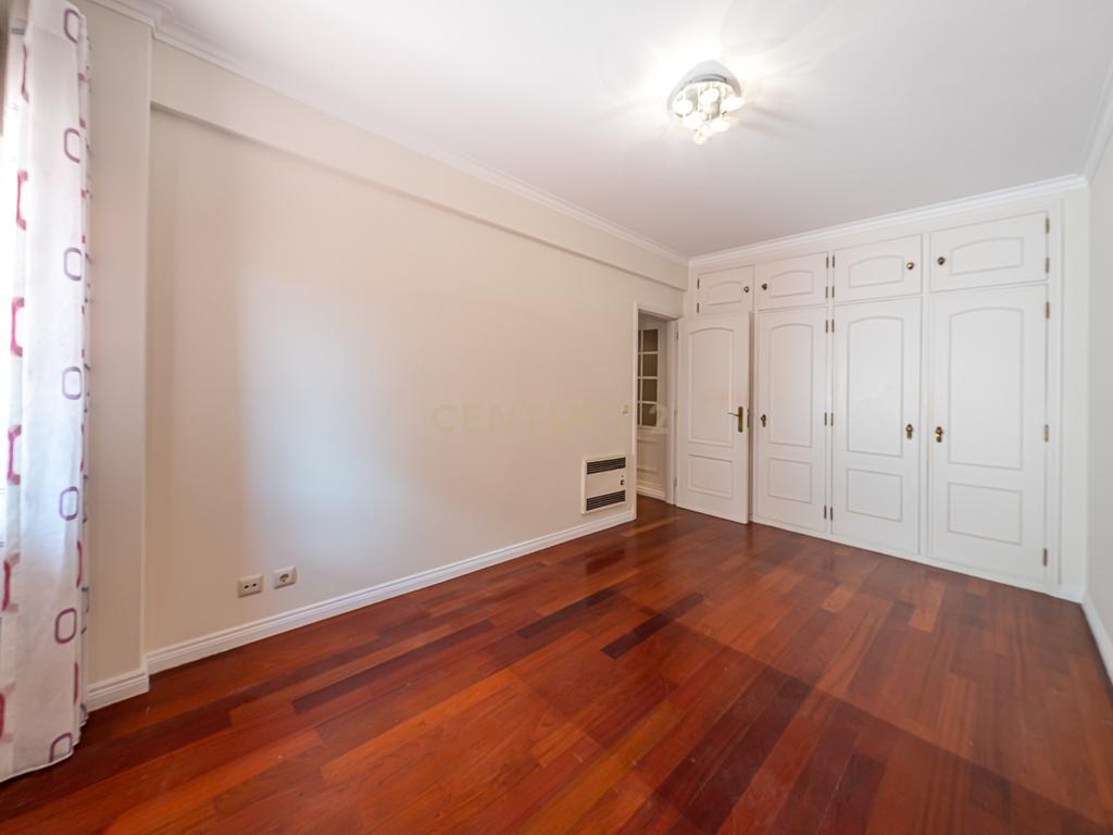 Espaçoso T4 em Lumiar, Lisboa - Oportunidade Única! - Image 21
