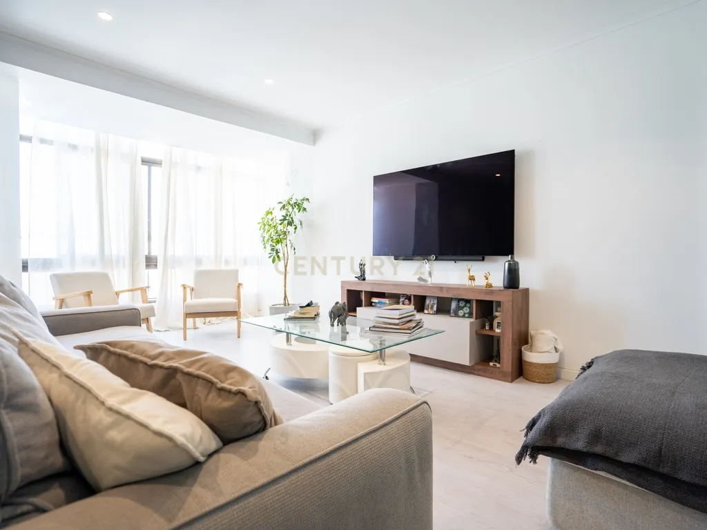 Fantástico Apartamento T2 Transformado em T3 na Parede – Próximo da Praia com estacionamento - Image 2